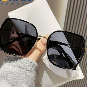 Elegant Black Square Sunglasses